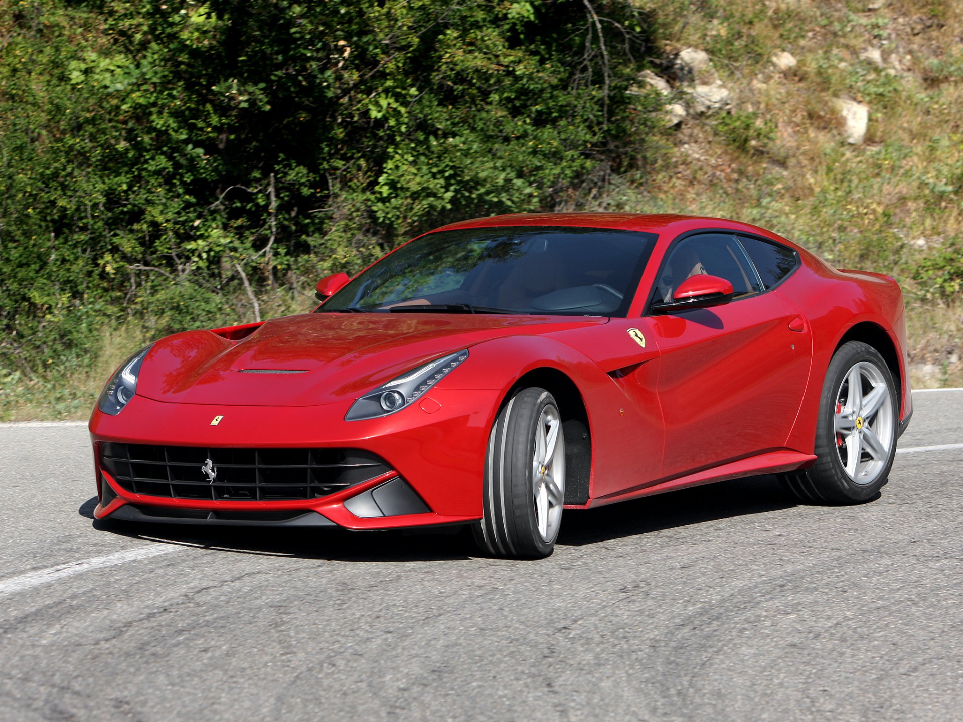 ferrari f12 berlinetta carretera árboles frente ferrari f12