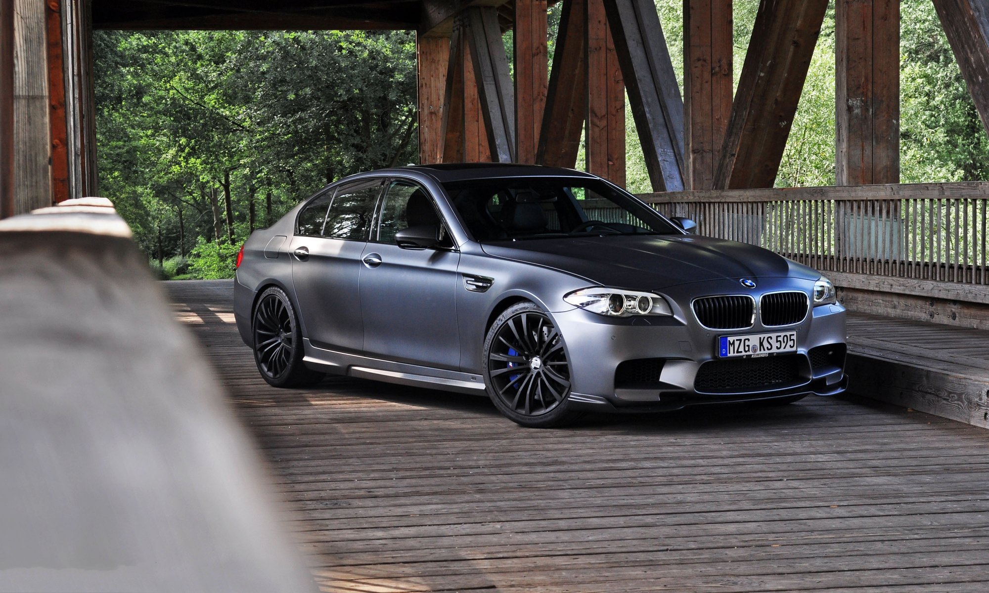 bmw m5 f10 матовый серый бмв вид спереди мост опоры