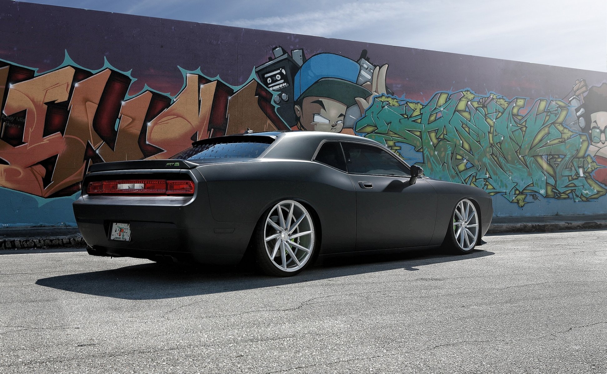 dodge challenger srt8 schivare challenger srt8 graffiti muro