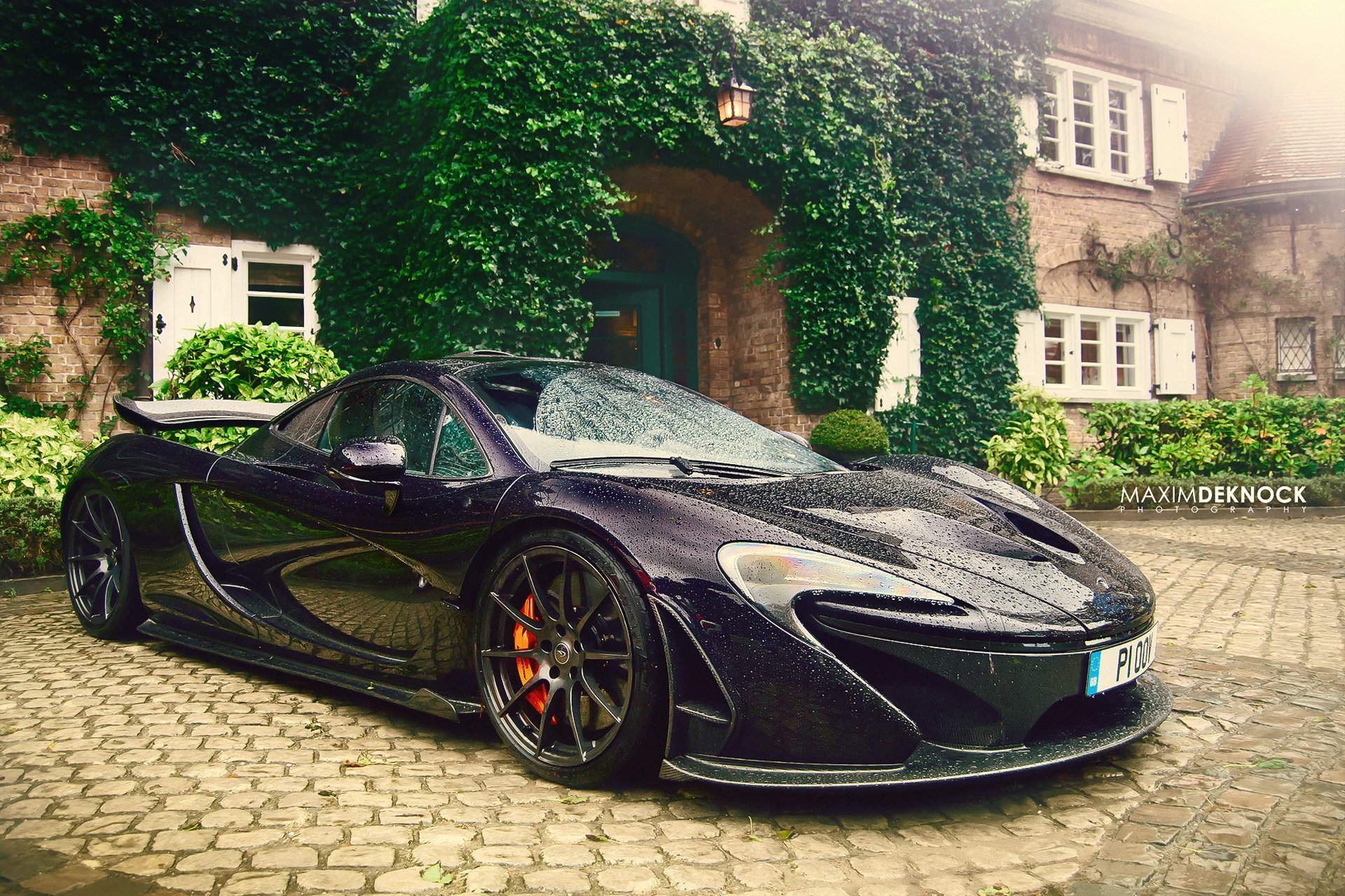 mclaren p1 después de la lluvia mojado gotas neblina adoquines arbustos casa