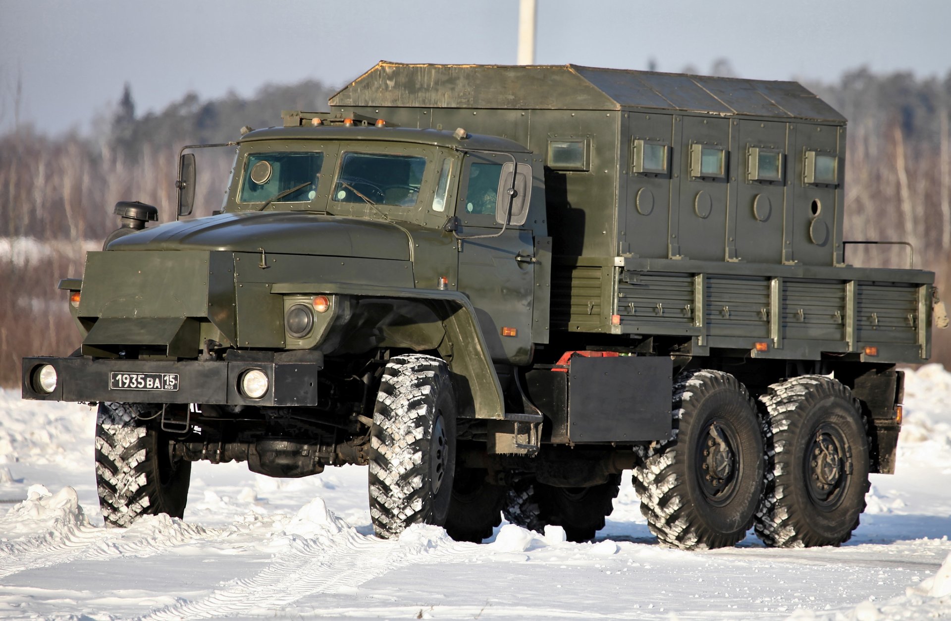 gepanzertes fahrzeug ural-4320 stern-in schnee