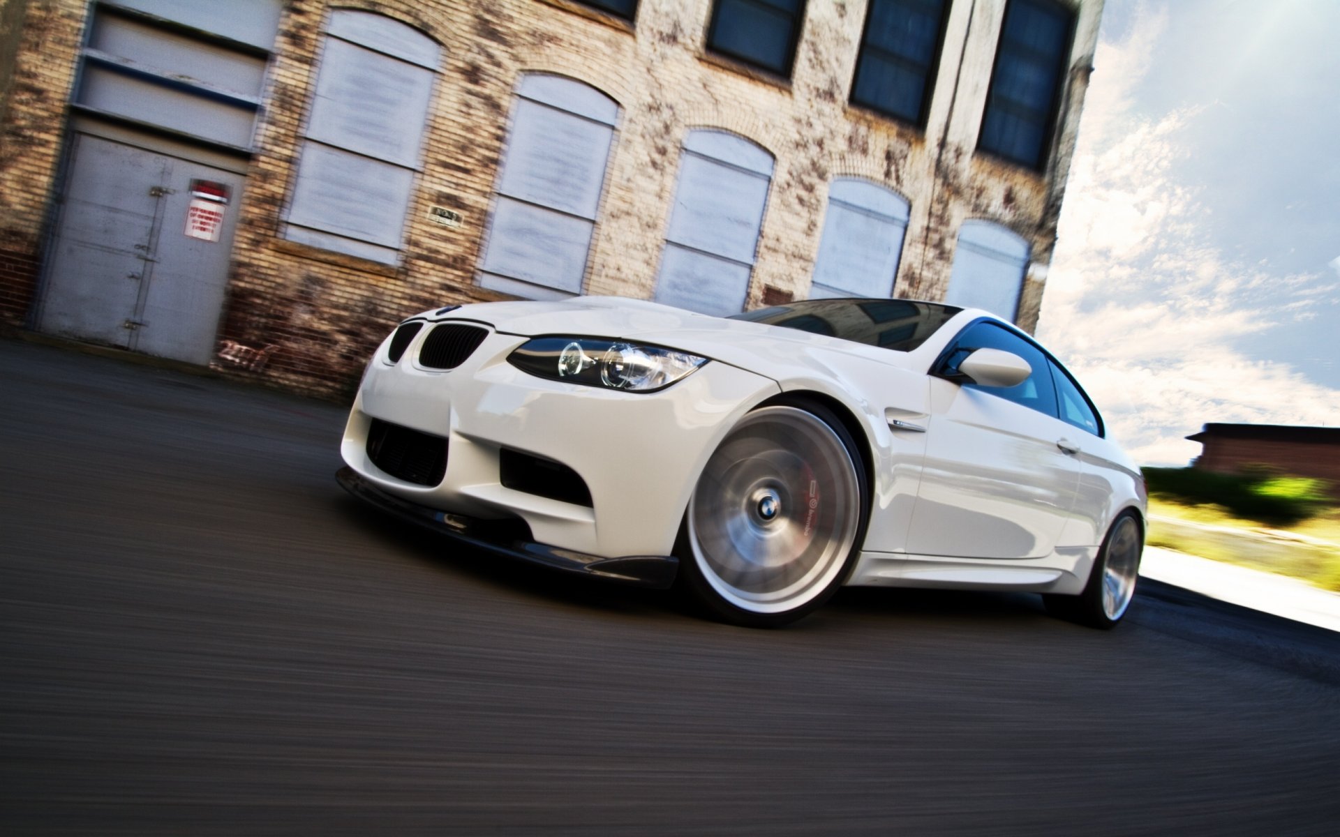 bmw m3 e92 blanco carretera calle edificio cielo bmw luz del día ventanas nubes vista lateral