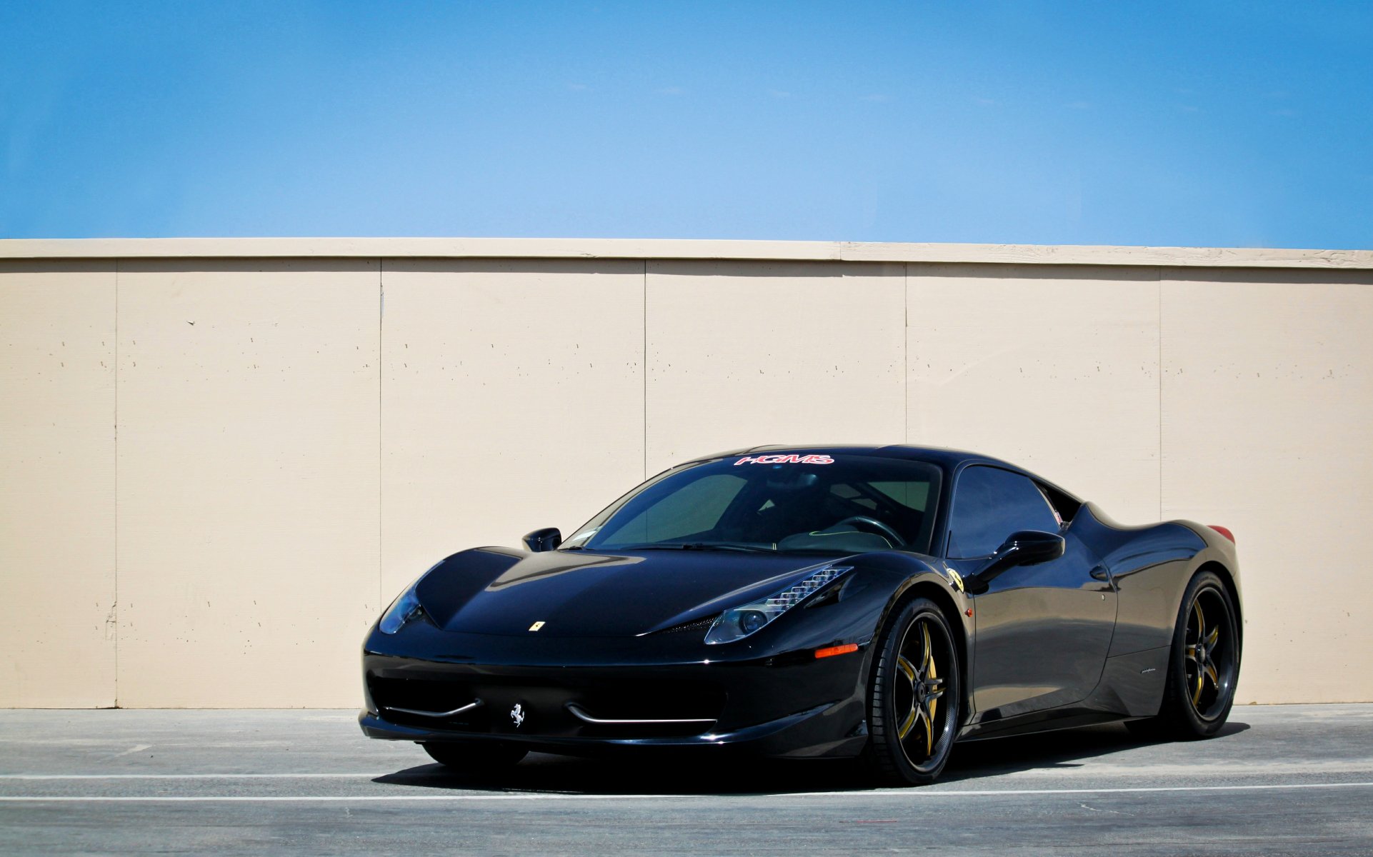 ferrari 458 italia schwarz ferrari italien vorderansicht parkplatz wand himmel