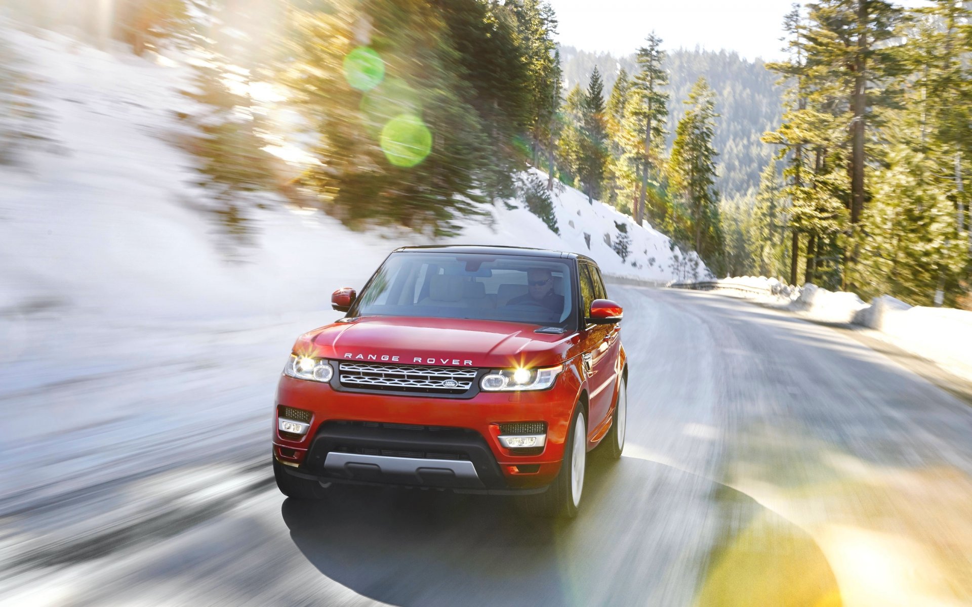 land rover range rover sport auto rosso anteriore abbagliamento nel traffico strada