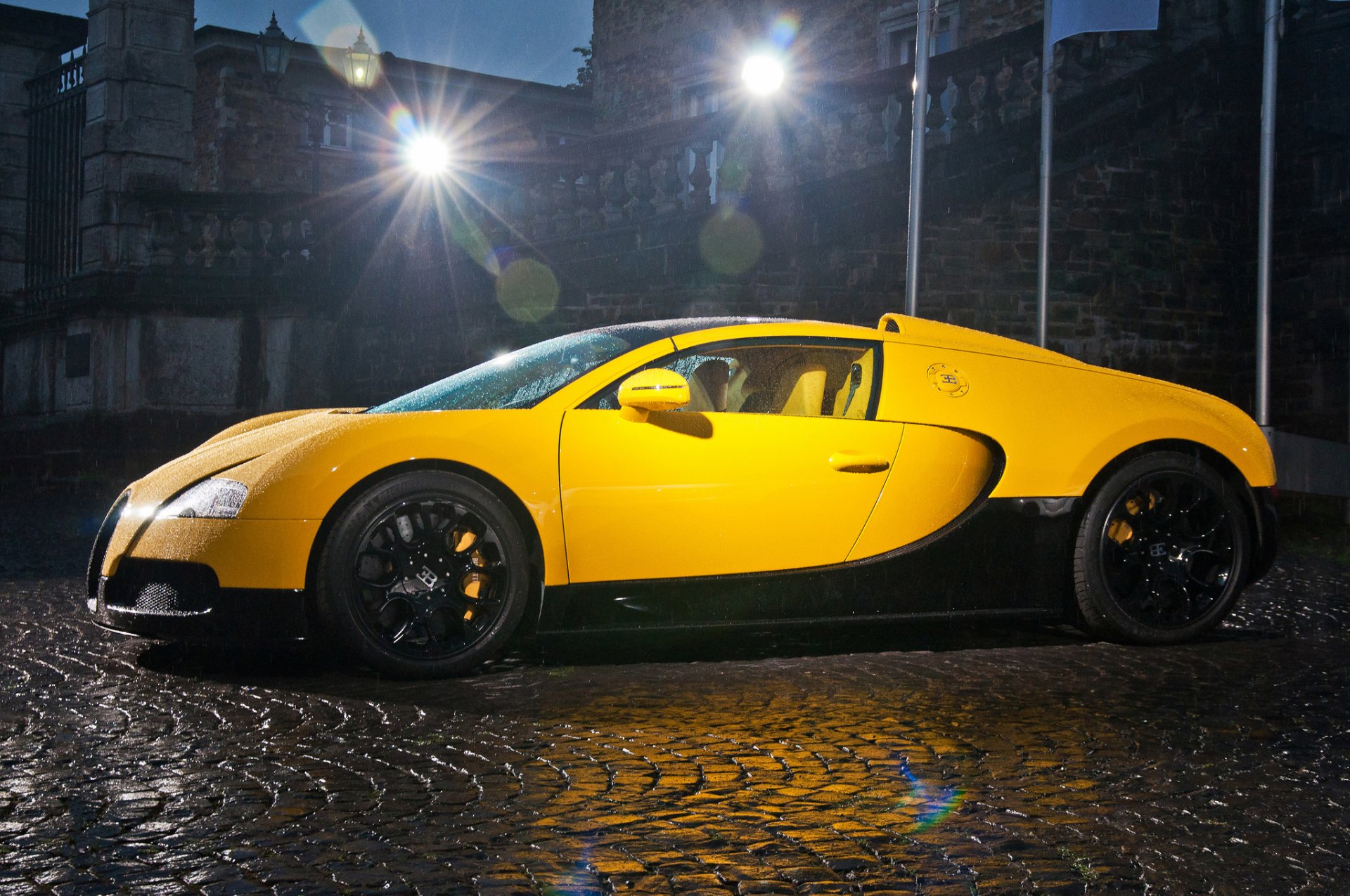 bugatti veyron grand sport édition du moyen-orient supercar jaune nuit pluie chute lumière bâtiment