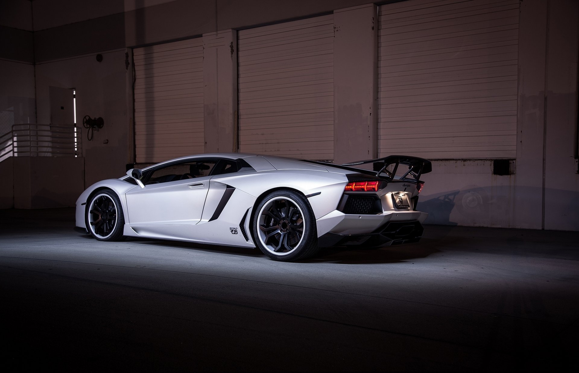 lamborghini aventador lp700-4 bianco lamborghini aventador vista posteriore cerchi neri ala faro ombra