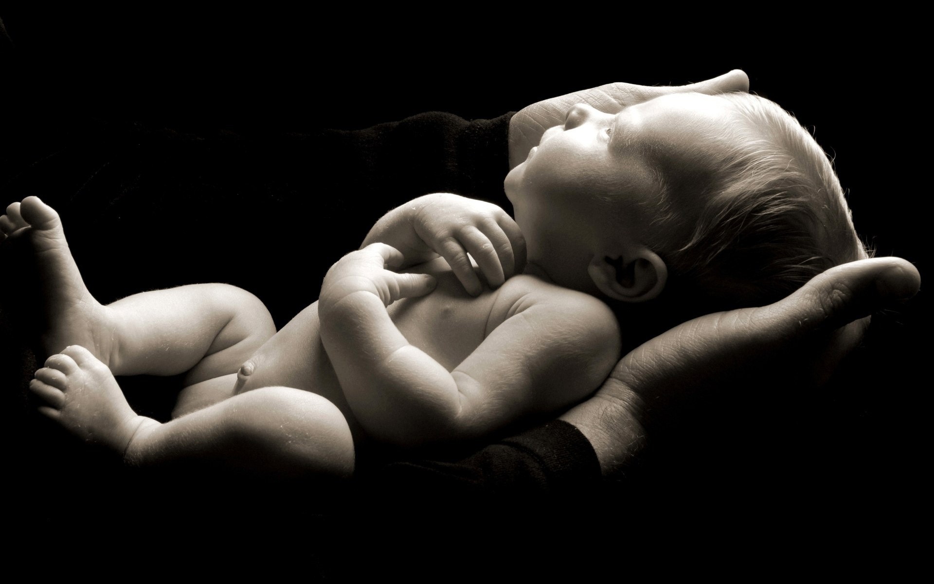 child babe black and white hand