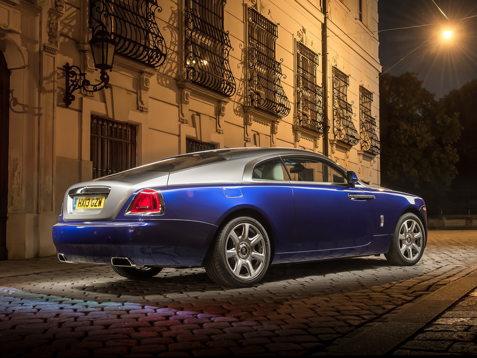 rolls-royce fantasma rolls-royce carreras vista trasera edificio celosía noche linterna