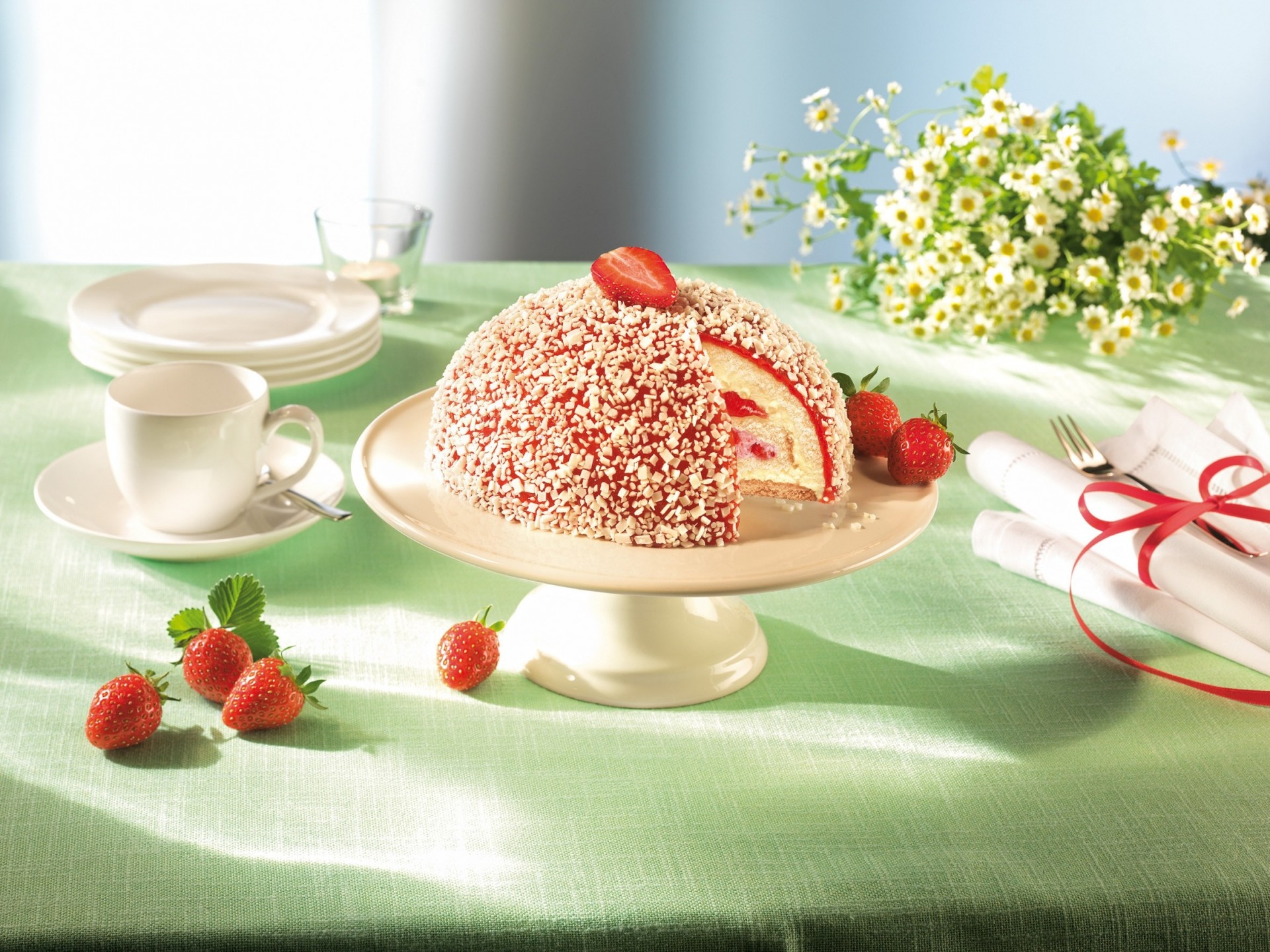 taza fresa plato servilleta manzanilla bayas flores pastel platillo tenedor taza