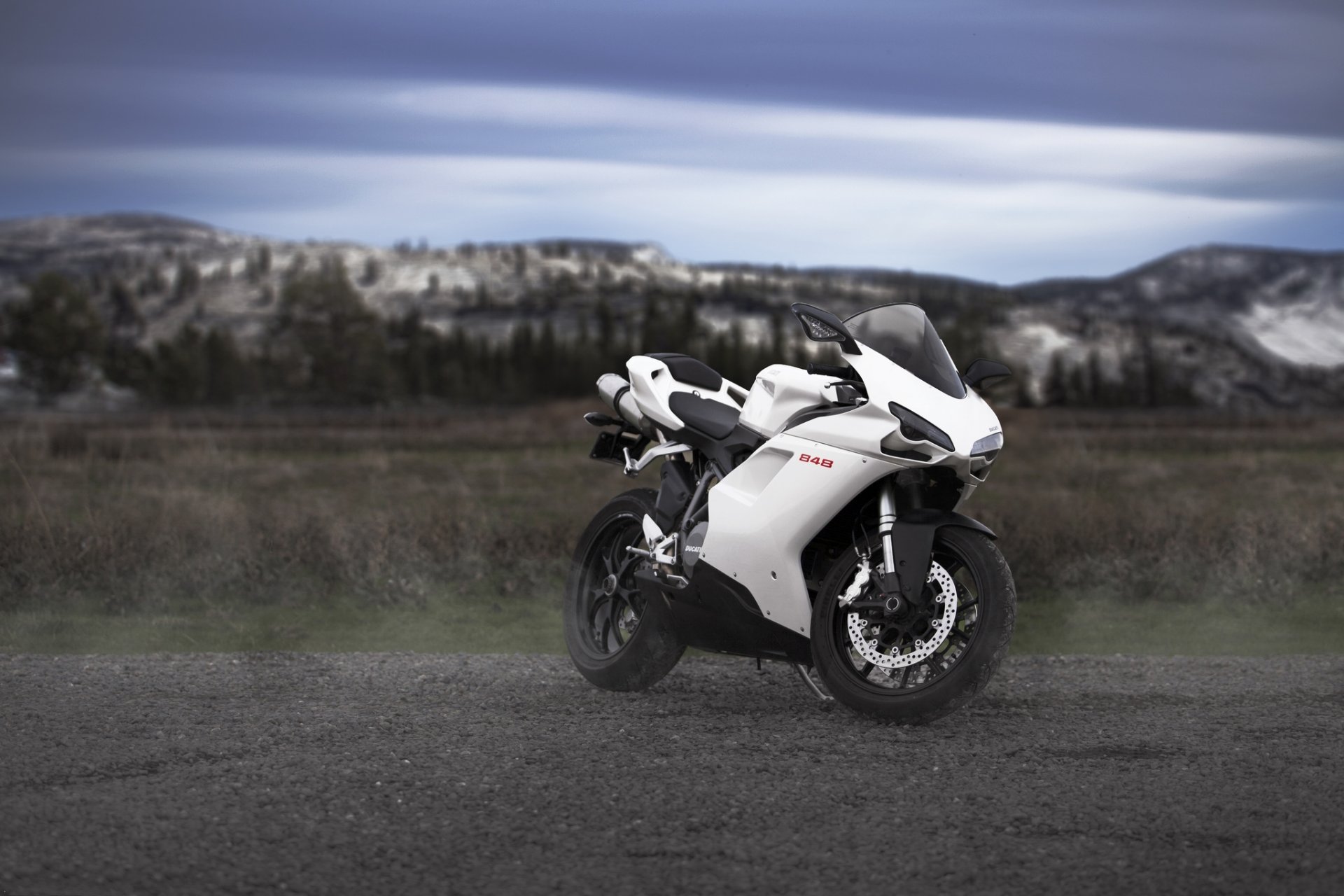 ducati blanc vélo ducati moto ciel nuages montagnes