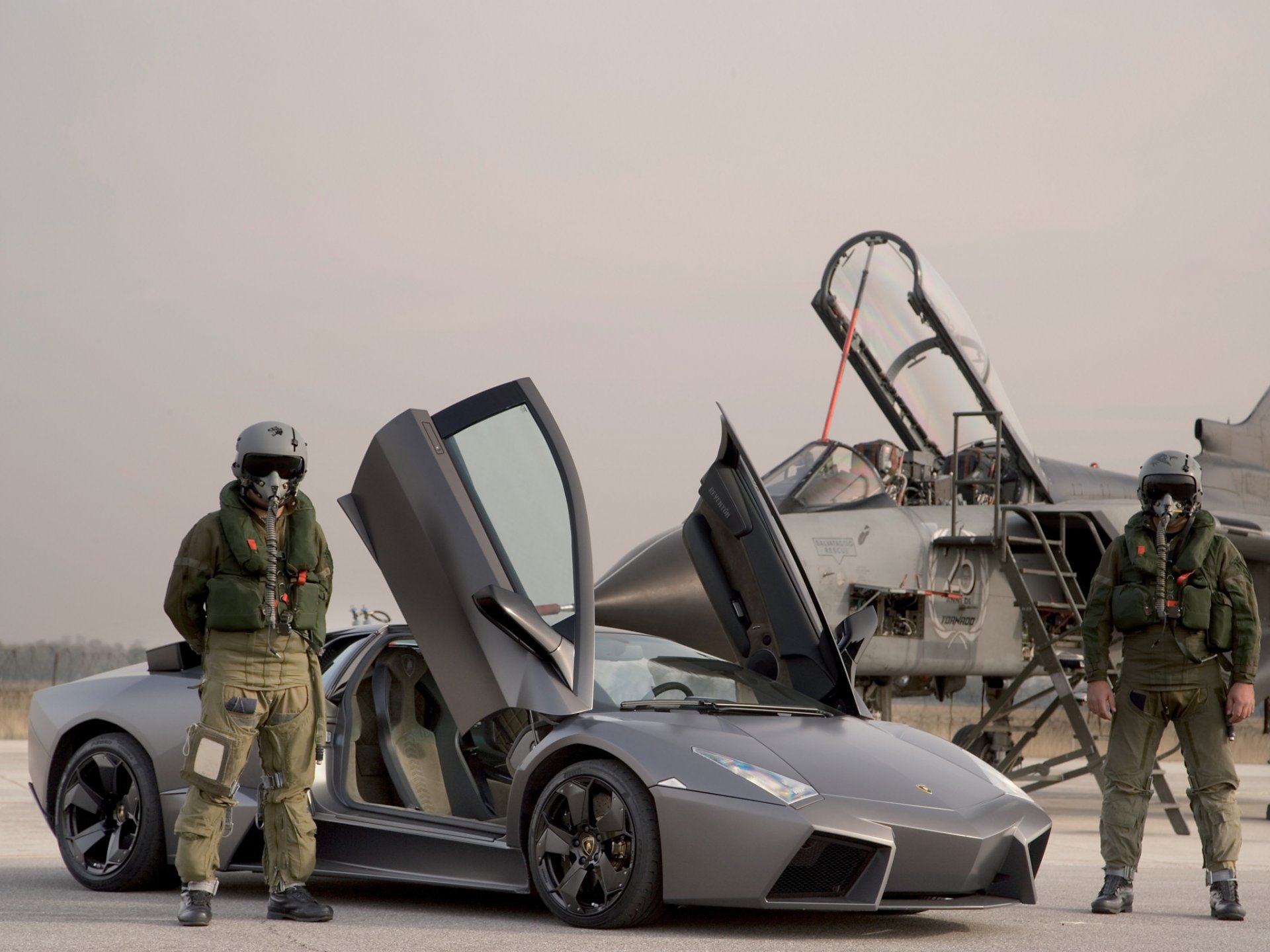 lamborghini reventon pilot anzug panavia tornado auto jet kämpfer