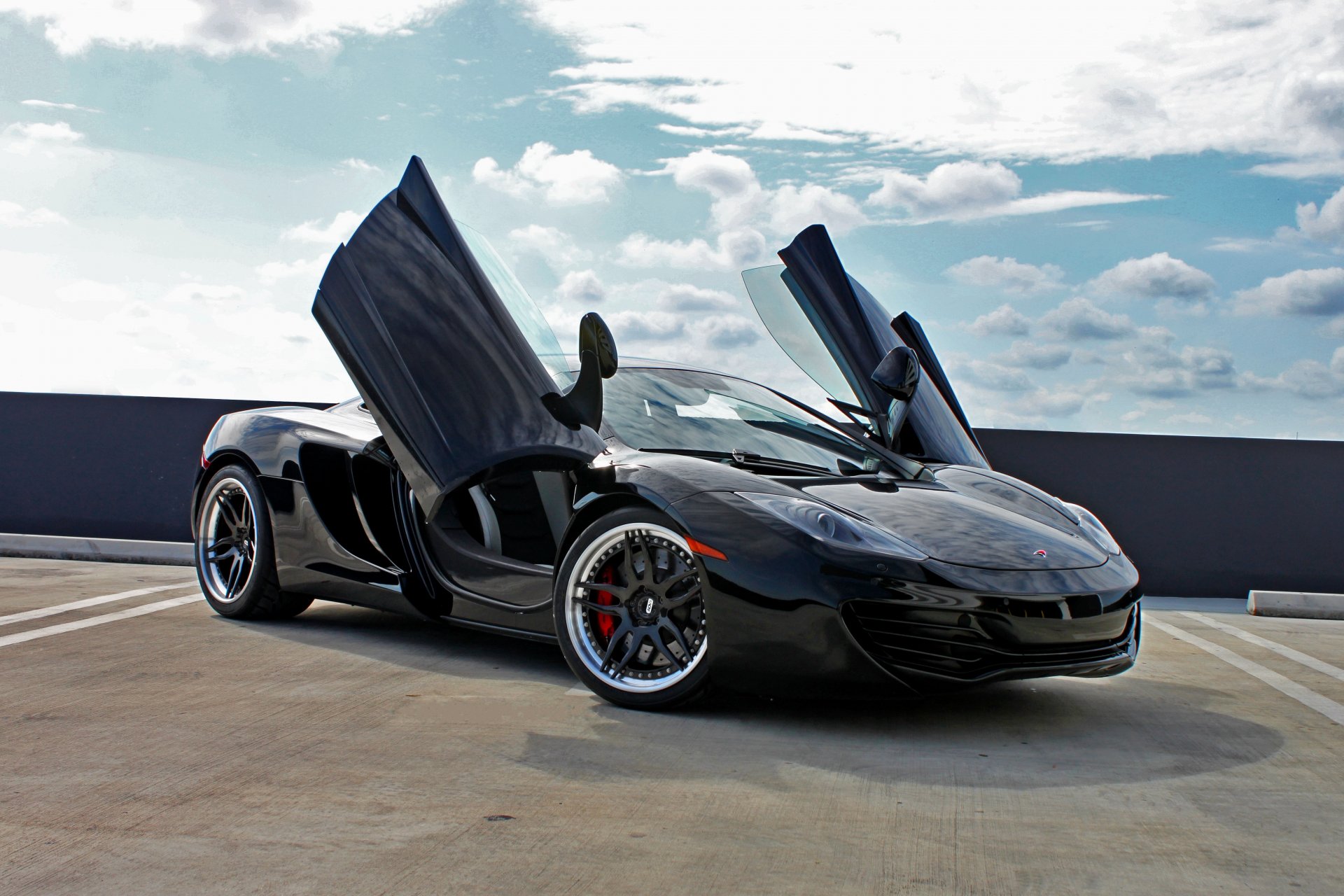 mclaren mp4-12c czarny mclaren widok z przodu cień felgi