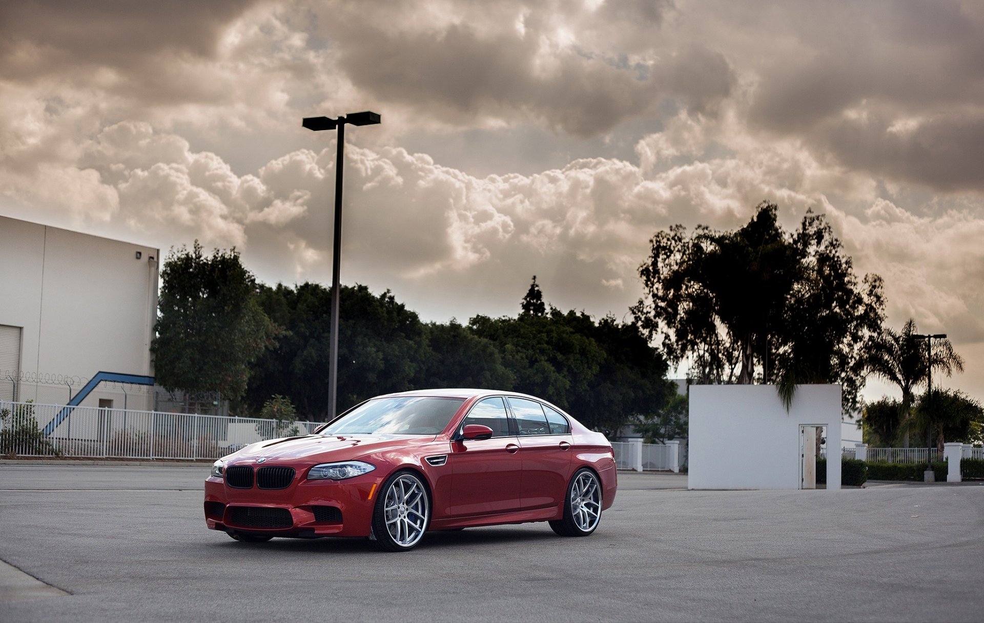 bmw m5 f10 rosso bmw rosso vista frontale riflessione cielo nuvole fanale posteriore