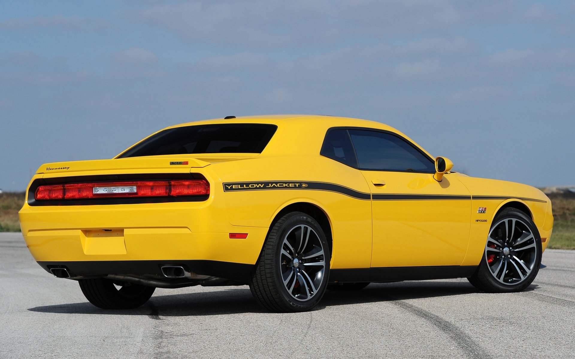 hennessey esquivar challenger srt8 chaqueta amarilla dodge challenger coche del músculo muscle car amarillo vista trasera