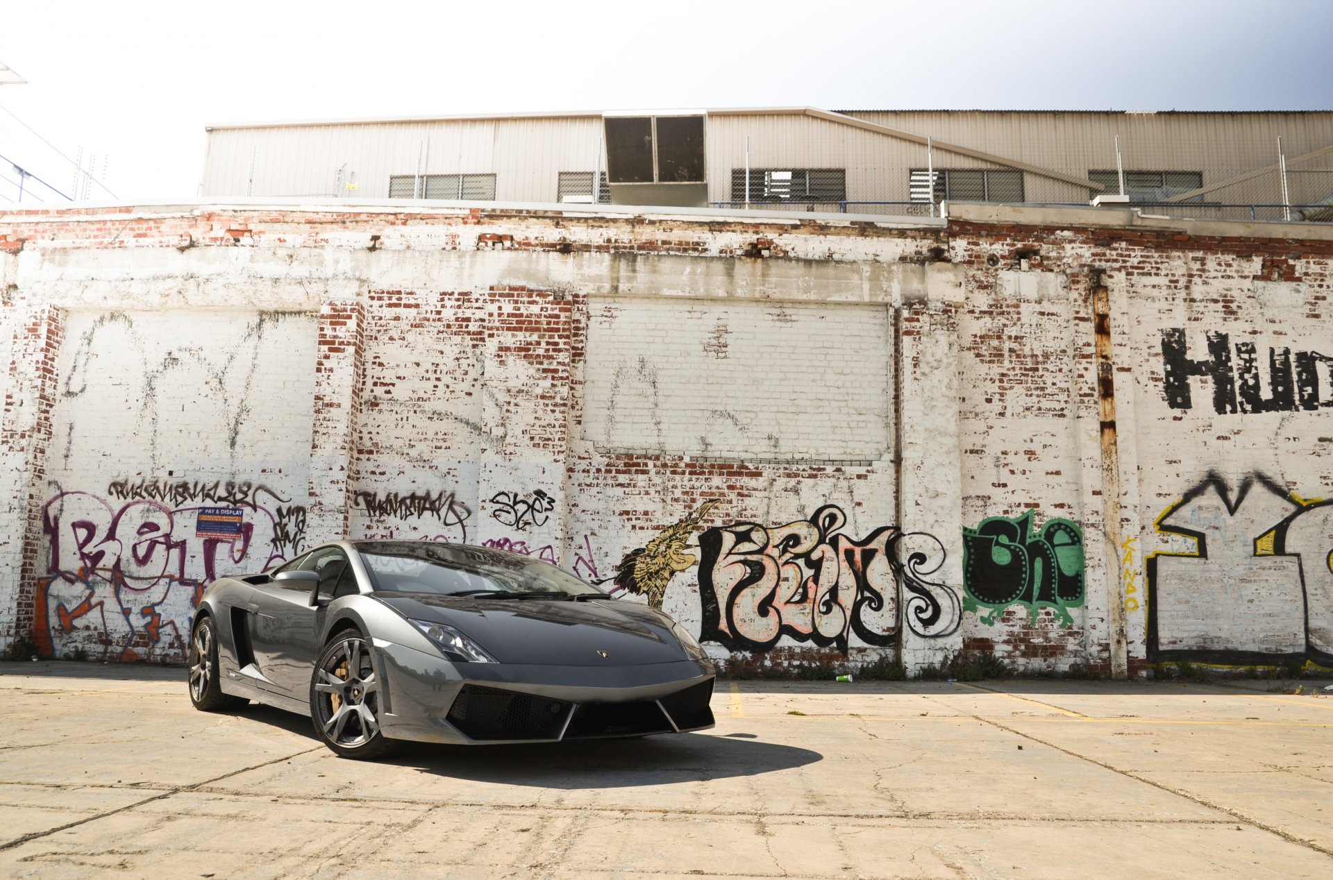 lamborghini gallardo lp560-4 gris lamborghini gallardo vue de face ombre bâtiment mur graffiti ciel