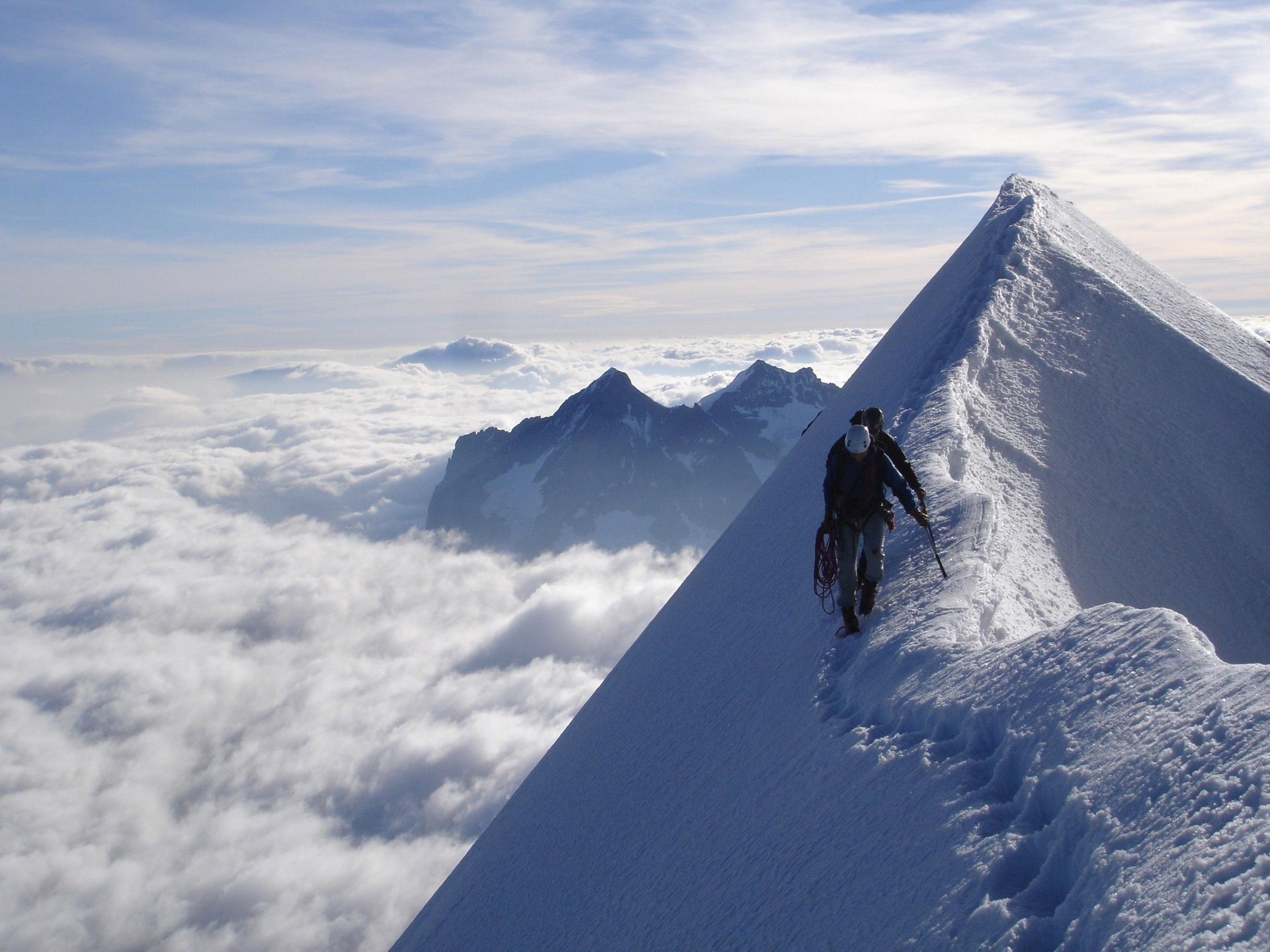 montagna sentiero nuvole cima cielo persone neve