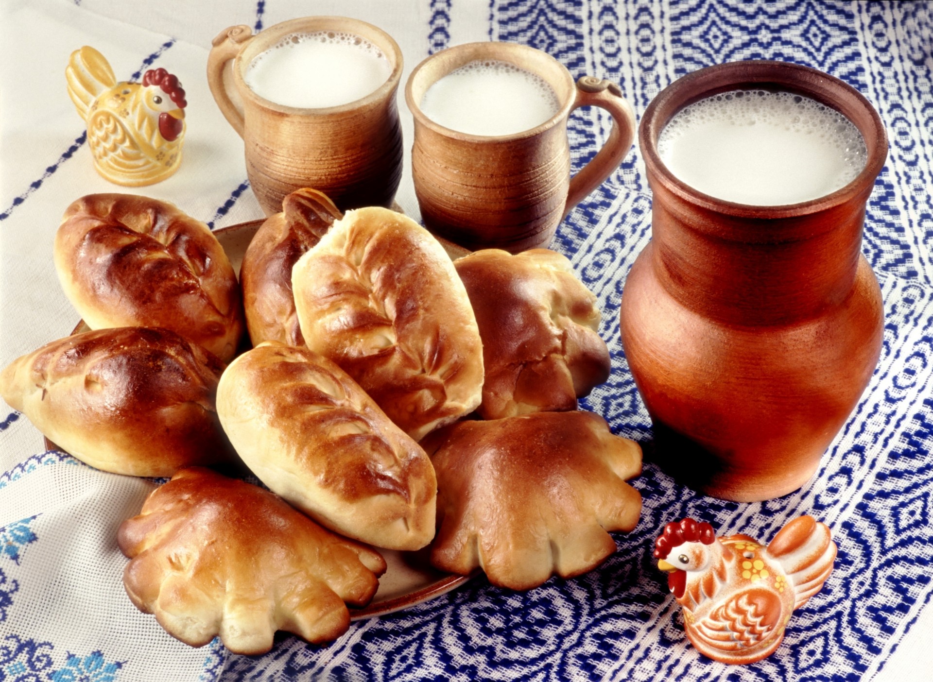 milch brot kaffee gebäck krug