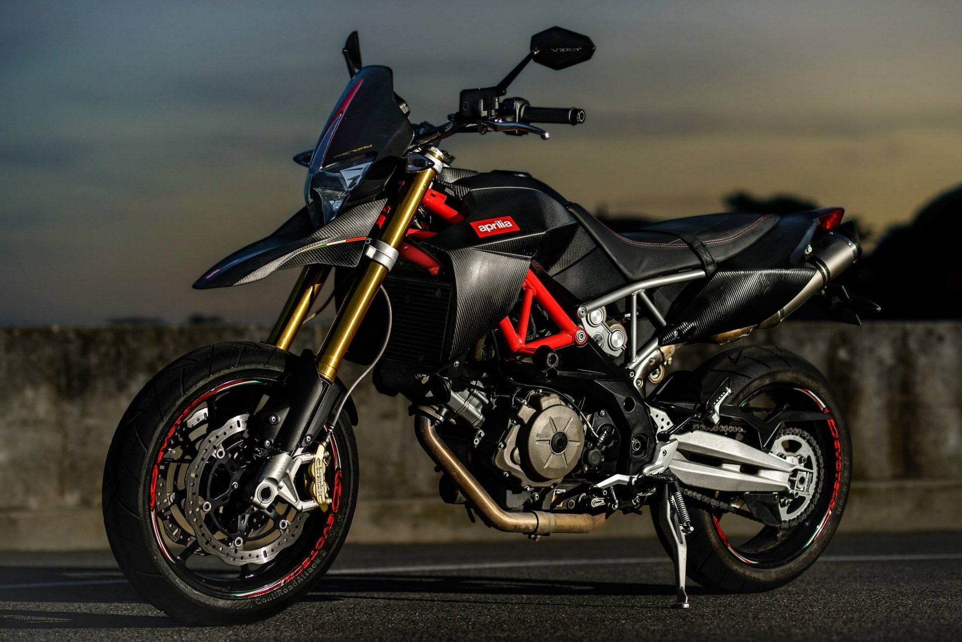 aprilia moto strada