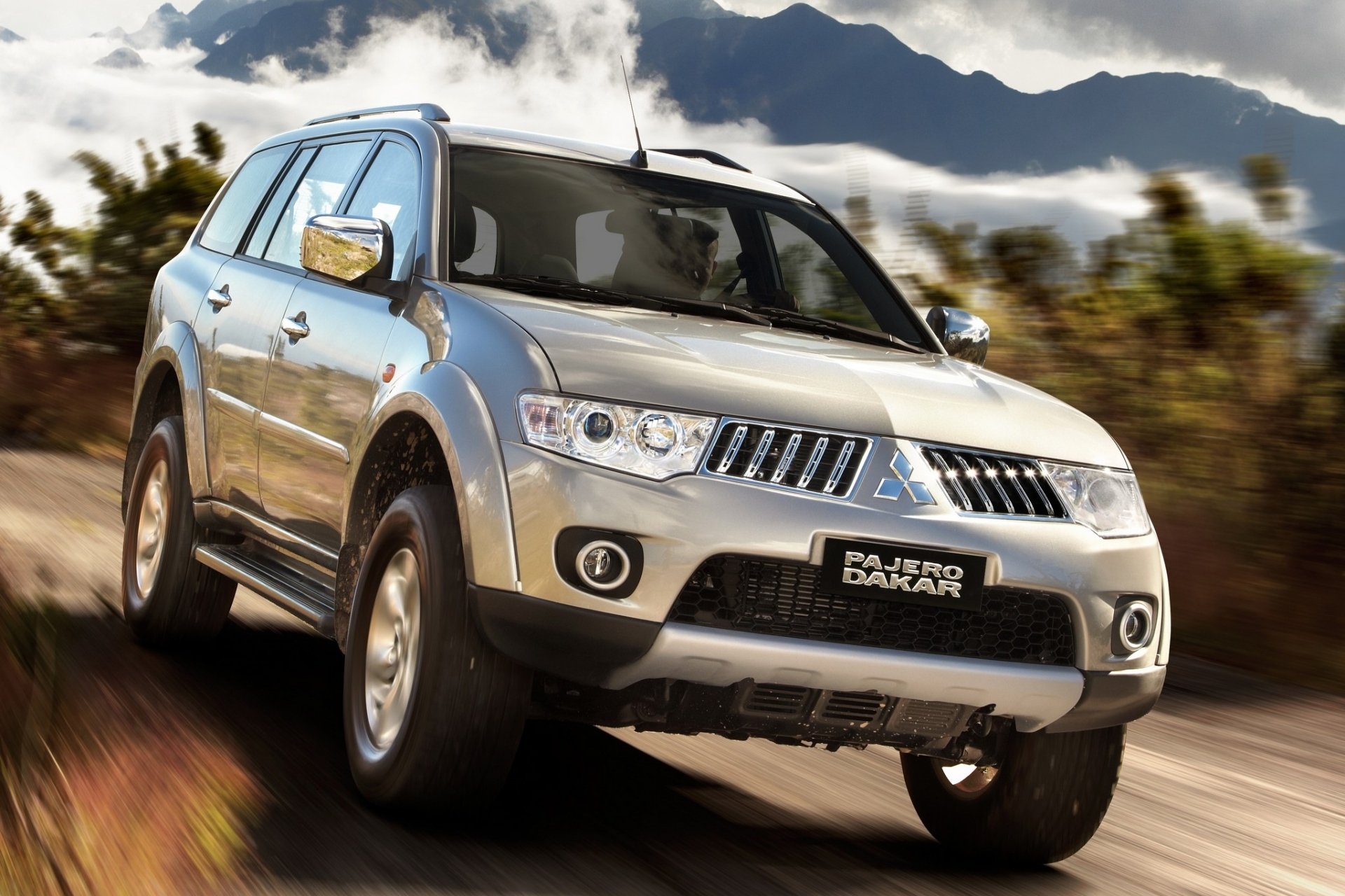 mitsubishi pajero dakar mitsubishi poggero suv jeep góry prędkość