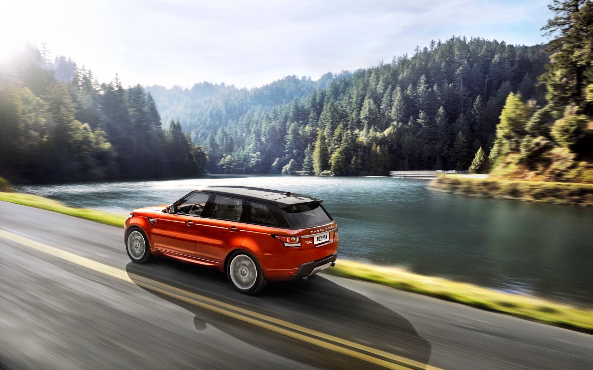 land rover range rover sport arancione lago foresta vista laterale auto strada