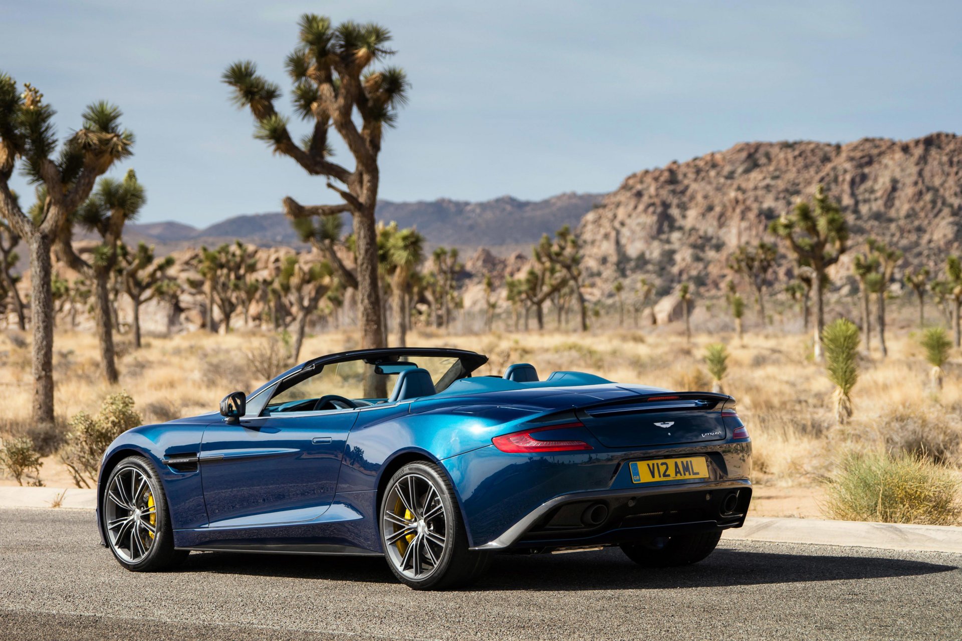 aston martin vanquish volante zadok aston martin bleu