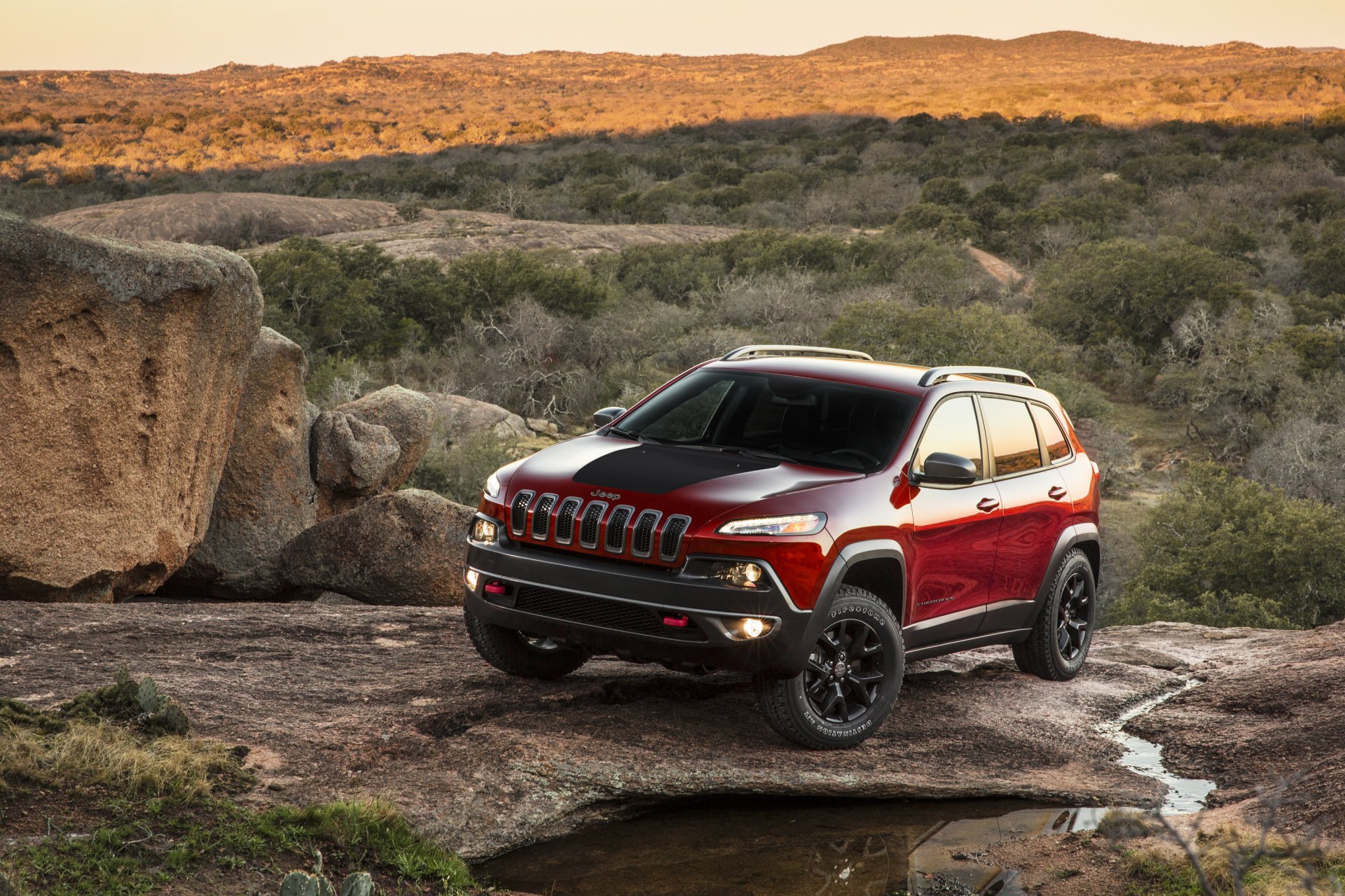 soir coucher de soleil montagnes jeep cherokee phares lumière pierres ruisseau ombre