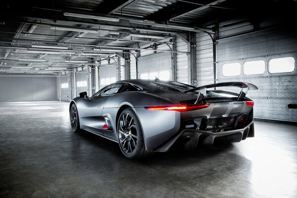 Dies ist ein Supersportwagen-Prototyp (Hybrid) von Jaguar c-x75