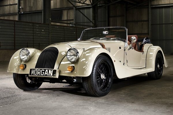 Roadster blanc Morgen dans le hangar de fer