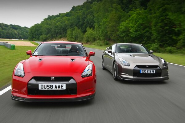 Nissan rojo y gris circulan por la carretera