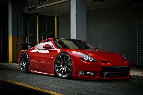 Voiture de course rouge avec roues noires