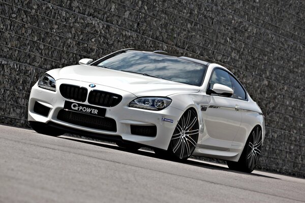 Coche BMW color blanco en el fondo de la carretera