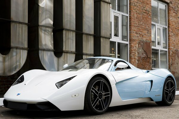 Supercar blanc et bleu marussia b1