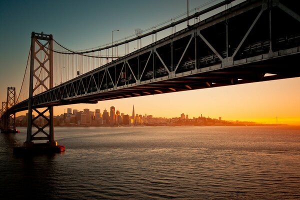 Pont au coucher du soleil à San Francisco