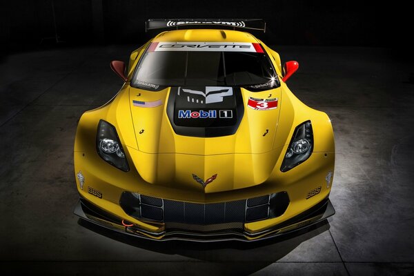 Voiture de course Chevrolet Corvette jaune