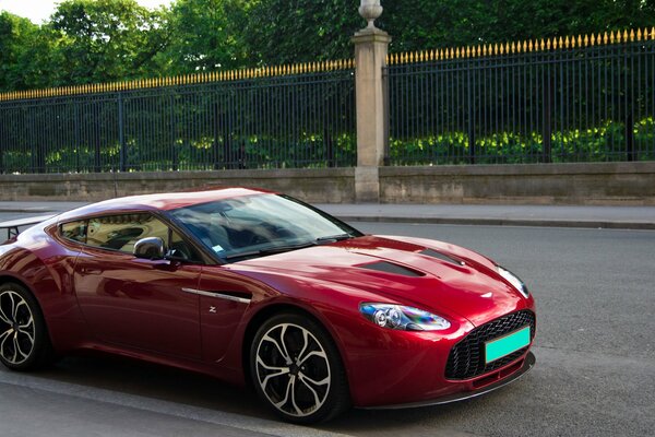 Aston Martin rouge foncé sur la route