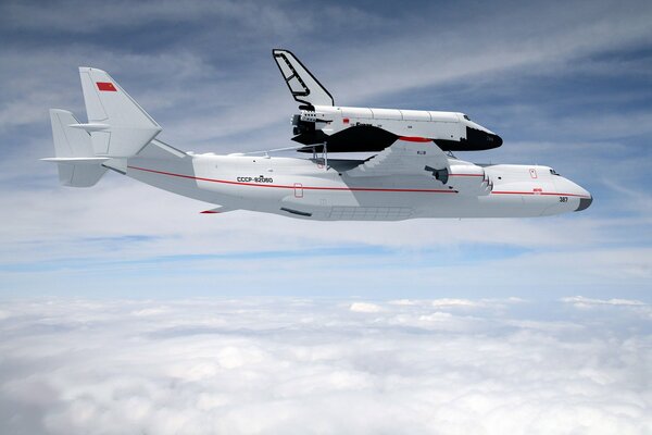 Sur fond de ciel nuageux, l avion met la navette En orbite