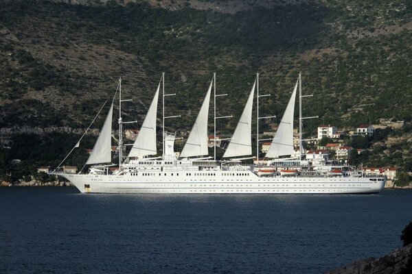 Bella barca a vela In mare vicino alle montagne