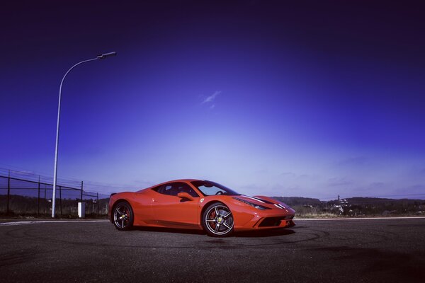 Ferrari rossa sulla gamma di sera