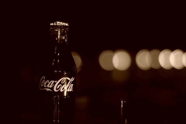 Coca cola negra en botella de vidrio