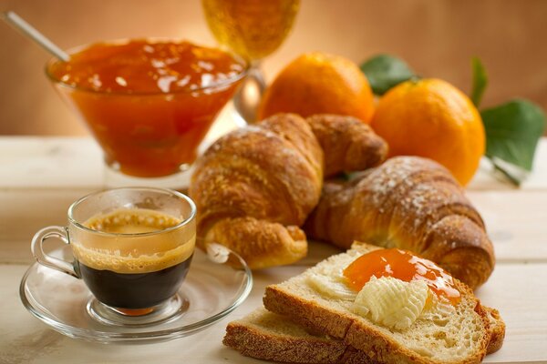 Delicioso Desayuno de croasana con una taza de café