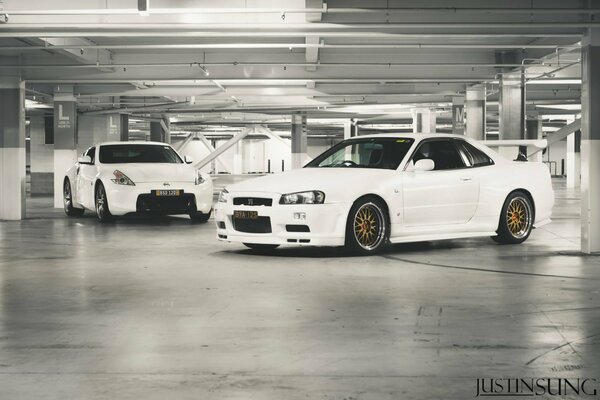 Voitures blanches dans le parking souterrain