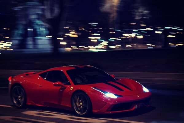 Ferrari rouge dans la nuit sur la piste