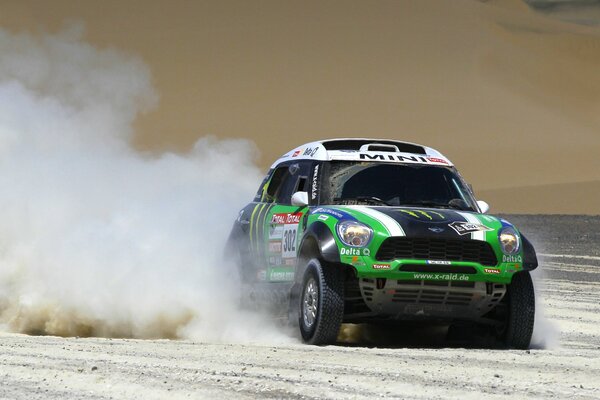 Voiture verte mini cooper dans la poussière participer au rallye