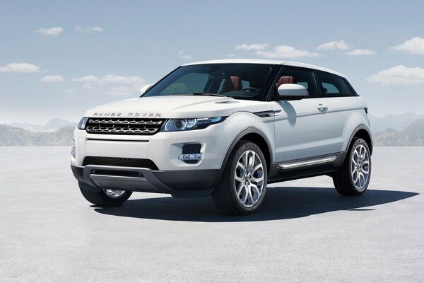 Blanco rend Rover en el desierto blanco