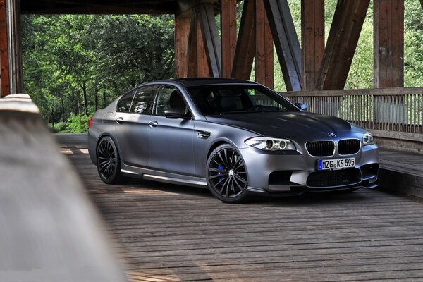 Grauer gebürsteter BMW auf der Brücke