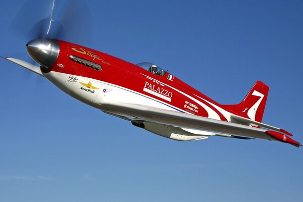 Sport avion blanc rouge dans le ciel