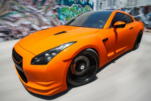 Nissan R35 naranja sobre fondo de color borroso