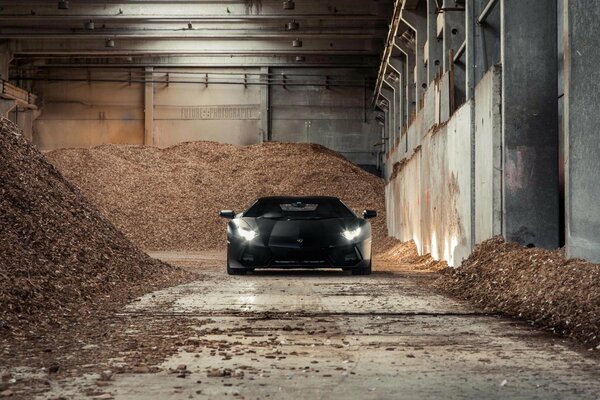 Schwarzer Lamborghini aventador in der Scheune