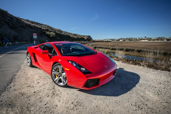 Nouvelle Lamborghini rouge au bord de la route