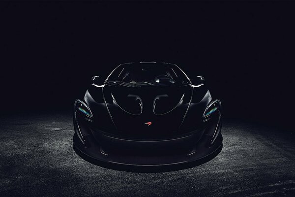 Delante de mclaren negro con reflejos